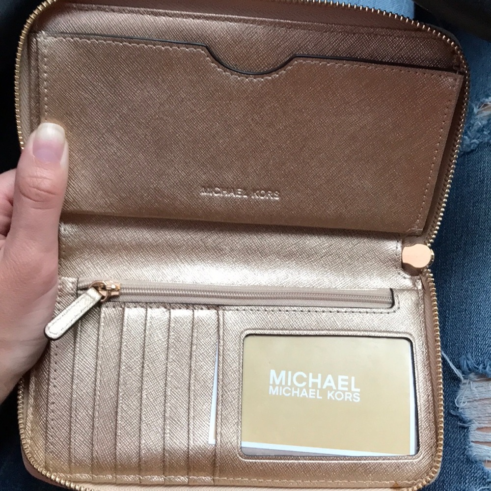 Michael Kors clutch wristlet  in pale gold - Picture 3 of 4